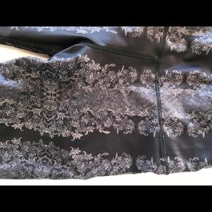 Titular - ‘Gentle Floral’ Soft, comfortable leggings with pockets. SZ: Small EUC